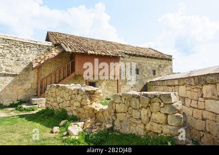 L'ancien bâtiment délabré du XVIe et XVIIIe siècle dans la cité médiévale-forteresse Chufut-Kale, République de Crimée, Russie Banque D'Images
