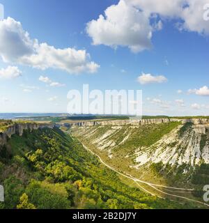 Vue sur le paysage de la vallée ashlama-Dere sur le côté nord de la cité médiévale-forteresse Chufut-Kale. Arête intérieure des montagnes de Crimée. Bakhchysar Banque D'Images