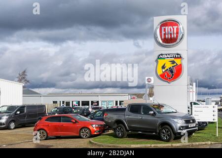 Voitures à vendre sur la piste d'une concession Fiat Abarth. Banque D'Images