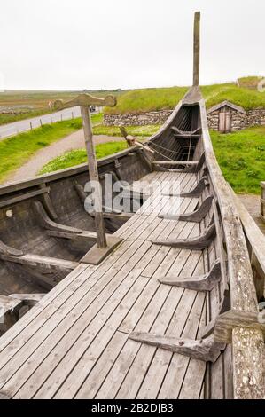 Le Skidbladner réplique Gokstad Viking navire à Haroldswick sur l'île d'Unst, Shetland. Banque D'Images