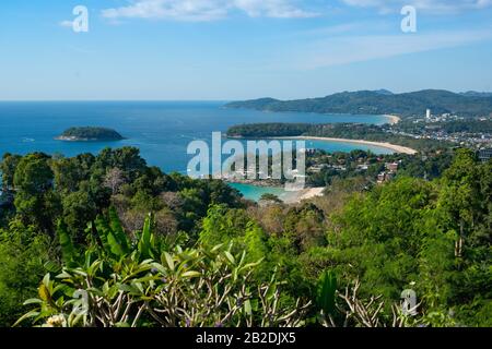 Karon point de vue. Vue sur la plage de Karon, la plage de Kata et Kata Noi à Phuket, Thaïlande. Magnifique mer turquoise et ciel bleu depuis le point de vue haut la Banque D'Images