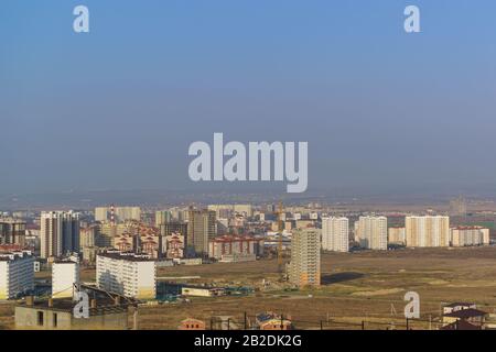 Nouveaux quartiers résidentiels à la périphérie d'Anapa à Krasnodar Krai sur la mer Noire. Un jour d'automne brumeux Banque D'Images