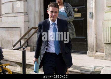 Londres, Grande-Bretagne. 2 mars 2020. Le secrétaire d'État britannique à l'éducation Gavin Williamson quitte le cabinet après une réunion d'urgence de la COBRA à Londres, en Grande-Bretagne, le 2 mars 2020. Le Premier ministre britannique Boris Johnson a présidé lundi une réunion du comité d'urgence COBRA du gouvernement, en raison de la menace croissante du nouveau coronavirus, la Grande-Bretagne ayant confirmé quatre nouveaux cas COVID-19 le même jour, portant à 40 son nombre total d'infections. Crédit: Ray Tang/Xinhua/Alay Live News Banque D'Images