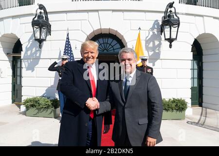 Washington, États-Unis D'Amérique. 02 mars 2020. Washington, États-Unis D'Amérique. 02 Mars 2020. Le président américain Donald Trump se serre la main avec le président colombien Ivan Duque Marquez à son arrivée au South Portico de la Maison Blanche le 2 mars 2020 à Washington, DC. Crédit : Joyce N. Boghosian/Maison Blanche Photo/Alay Live News Banque D'Images