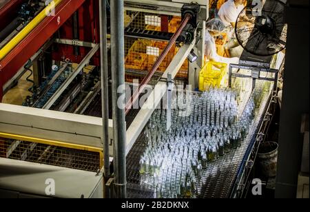 Beijing, CHINE - 01 JUIN 2019 : usine de boissons gazeuses avec vue sur la production et les bouteilles. Banque D'Images