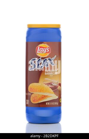 Irvine, CALIFORNIE - 23 MAI 2019: Un conteneur De Chips De pommes De terre Saveur Stax Mesquite barbecue de Frito-Lay. Banque D'Images