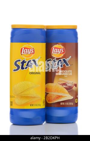 Irvine, CALIFORNIE - 23 MAI 2019: Deux conteneurs De Lys Stax, Saveur Originale et Mesquite barbecue de Frito-Lay. Banque D'Images