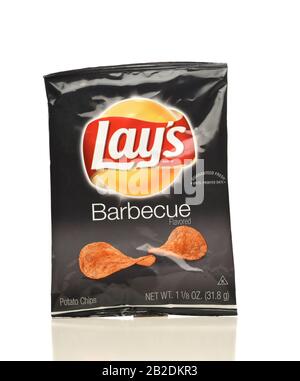 Irvine, CA - 4 AVRIL 2019: Un paquet de chips de pommes de terre de barbecue de Frito-Lay. Banque D'Images