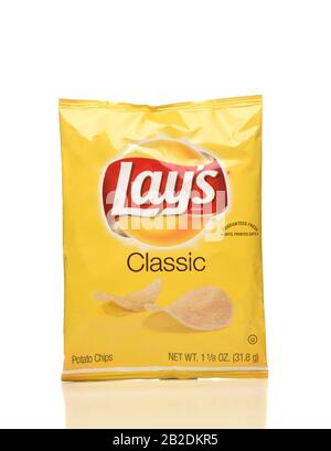 Irvine, CA - 4 AVRIL 2019 : un paquet de chips de pommes de terre LaysClassic, de Frito-Lay Inc Banque D'Images