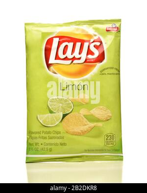 Irvine, CA - 4 AVRIL 2019 : un paquet De Chips de pommes de terre Limon, de la Frito-Lay Company. Banque D'Images