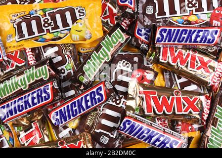 Irvine, CALIFORNIE - 12 OCTOBRE 2018 : un assortiment de barres de bonbons pleine taille de Mars Chocolate pour Halloween. Banque D'Images