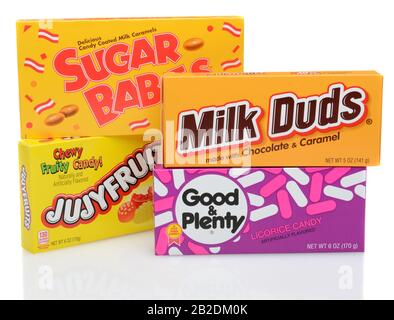 Irvine, CA - 12 DÉCEMBRE 2014 : quatre boîtes de bonbons. Les sucreries, les jujyfruits, Les Bons et L'Abondance et les Duds De Lait sont des en-cas préférés pour les amateurs de cinéma à Amer Banque D'Images