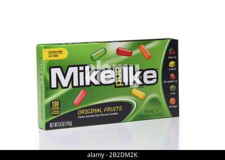 Irvine, CALIFORNIE - 5 JANVIER 2018 : Mike et Ike Fruits Originaux. Une boîte de la populaire friandise couchée de chwey Candy. Banque D'Images