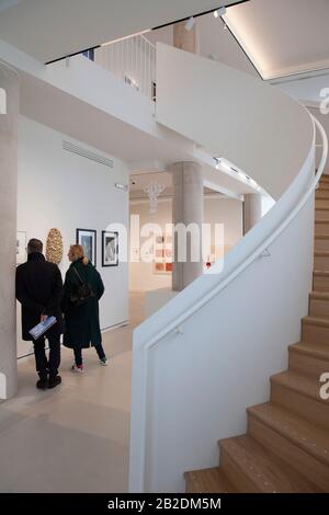 Paris: La Fab, une nouvelle galerie ouverte dans le sud-est de Paris pour montrer la collection d'art contemporain du couturier Agnes B. les artistes de la collection comprennent Jean-Michel Basquiat, Gilbert et George, Alexander Calder, Louise Bourgeois et Andy Warhol. Banque D'Images