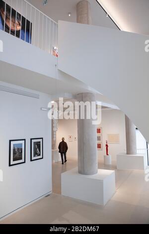 Paris: La Fab, une nouvelle galerie ouverte dans le sud-est de Paris pour montrer la collection d'art contemporain du couturier Agnes B. les artistes de la collection comprennent Jean-Michel Basquiat, Gilbert et George, Alexander Calder, Louise Bourgeois et Andy Warhol. Banque D'Images