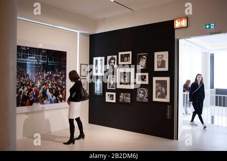 Paris: La Fab, une nouvelle galerie ouverte dans le sud-est de Paris pour montrer la collection d'art contemporain du couturier Agnes B. les artistes de la collection comprennent Jean-Michel Basquiat, Gilbert et George, Alexander Calder, Louise Bourgeois et Andy Warhol. Banque D'Images