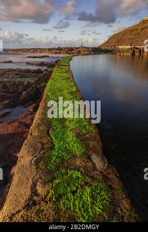 Le mur de la piscine El Pcis avec mousse verte, près de l'océan Atlantique avec des roches volcaniques, la photographie de longue exposition, Tacoronte, Tenerife, îles Canaries, Espagne Banque D'Images