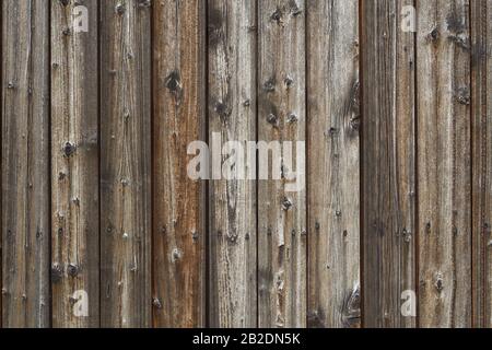 Ancien mur rustique en bois d'une grange avec des knoles et des clous Banque D'Images