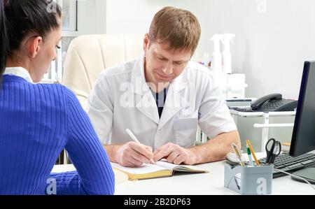 Médecin consultant la jeune femme dans son bureau Banque D'Images