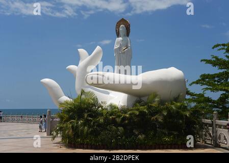 Statue de la culture de bouddha de la déesse guanyin nanshan sur l'île de hainan en chine sur l'océan Hainan Sanya Banque D'Images