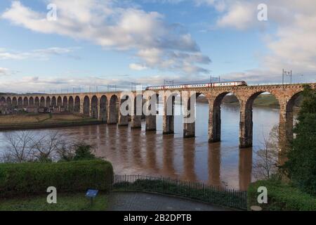 Un train Arriva Crosscountry de classe 220 traversant le pont de la frontière royale (Berwick-Upon-Tweed, rivière Tweed) sur la ligne principale de la côte est, Royaume-Uni Banque D'Images