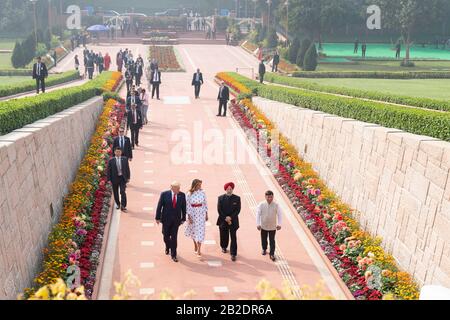 Le président américain Donald Trump et la première dame Melania Trump sont escortés par le ministre d'État indien de l'aviation civile, du logement et des affaires urbaines Hardeep Singh Puri au mémorial de Mahatma Gandhi Raj Ghat le 25 février 2020 à New Delhi, en Inde. Banque D'Images