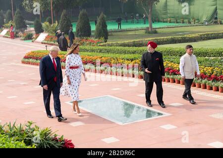 Le président américain Donald Trump et la première dame Melania Trump sont escortés par le ministre d'État indien de l'aviation civile, du logement et des affaires urbaines Hardeep Singh Puri au mémorial de Mahatma Gandhi Raj Ghat le 25 février 2020 à New Delhi, en Inde. Banque D'Images