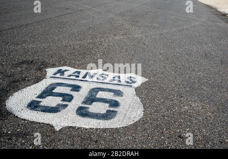 Route 66 Peinte sur la chaussée du Kansas. La route de la mère. La Rue Principale De L'Amérique. Banque D'Images