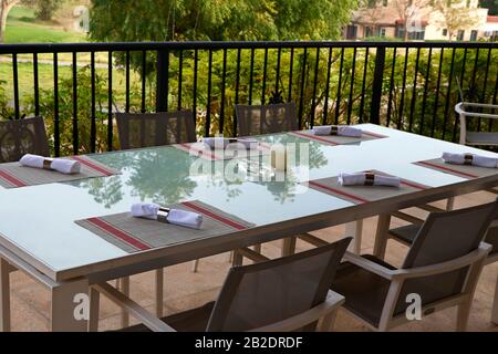 table à manger simple pour un restaurant terrasse Banque D'Images