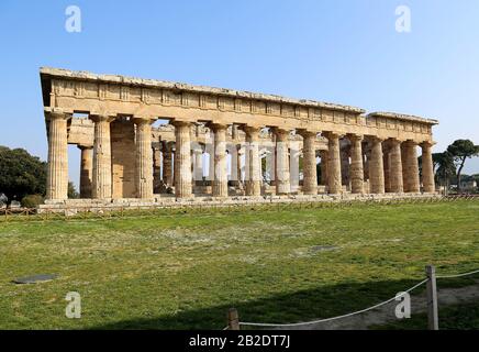 Temple de Hera II, appelé Temple de Neptune. Le plus grand temple de Paestum. (460-450 AV. J.-C.). Ordre Doric, Paestum, Campanie, Italie. Banque D'Images