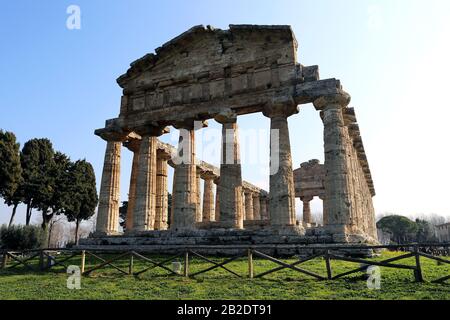 Le temple d'Athena (appelé temple de Ceres). C. 500 C.-B. Ordre Doric. Site archéologique de Paestum, Campanie, Italie. Banque D'Images