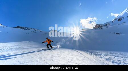 Skieur avec skis de randonnée ski dans la neige, visite de ski Geierspitze, Wattaler Lizum, Alpes de Tuxer, Tyrol, Autriche Banque D'Images