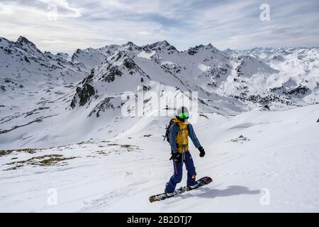 Ski-tourisme avec spitboard sur la piste de descente, Wattentaler Lizum, Alpes de Tuxer, Tyrol, Autriche Banque D'Images