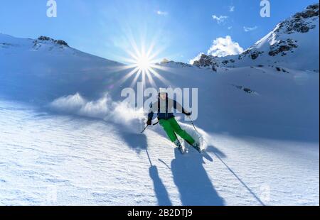 Skieur avec skis de randonnée ski dans la neige, visite de ski Geierspitze, Wattaler Lizum, Alpes de Tuxer, Tyrol, Autriche Banque D'Images