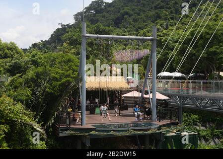 Hainan Chine - 24 juin 2019, swing à la hauteur attraction sur un pont de verre dans le parc de la forêt pluviale de Yanoda sur l'île de Hainan en Chine à Sanya Banque D'Images