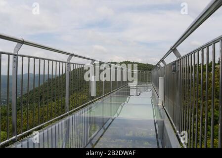 Le pont en verre dans le parc forestier de Yanoda sur l'île de Hainan dans la ville de Sanya en Chine Banque D'Images