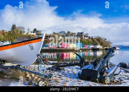 Tobermory, Île De Mull, Écosse, 12 Février 2018. Port de Tobermory en hiver avec bateau de pêche, ancre et les célèbres maisons colorées. Paysage Banque D'Images
