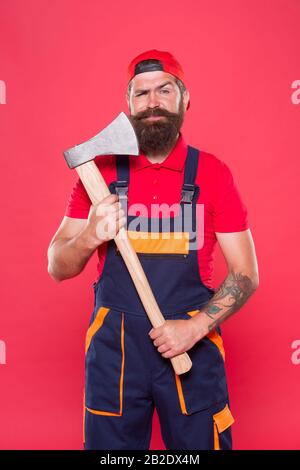 homme avec hache. forester tenir la hache. homme en uniforme couper les cheveux de barbe avec hache. homme barbu brutal utiliser hache dans les mains. Randonnée vacances. Assez courageux. Utilisez la lame dans le barbershop. Brutal et barbu. Banque D'Images