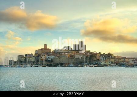 Village de Talamone, marina et forteresse médiévale Rocca Aldobrandesca au coucher du soleil. Destination italienne de voyage en Maremme. Grosseto, Toscane, Italie. Banque D'Images