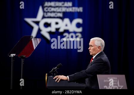 Oxon HILL, mort. - 27 FÉVRIER: Le vice-président américain Mike Pence s'exprime à la Conférence d'action politique conservatrice, CPAC 2020, à Oxon Hill, mort., le jeudi 27 février 2020.Credit: Samuel Corum / CNP (RESTRICTION: Pas de journaux ou journaux New York ou New Jersey dans un rayon de 120 miles de New York City) | usage dans le monde entier Banque D'Images