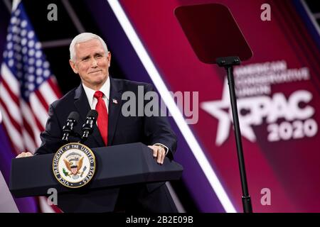 Oxon HILL, mort. - 27 FÉVRIER: Le vice-président américain Mike Pence s'exprime à la Conférence d'action politique conservatrice, CPAC 2020, à Oxon Hill, mort., le jeudi 27 février 2020.Credit: Samuel Corum / CNP (RESTRICTION: Pas de journaux ou journaux New York ou New Jersey dans un rayon de 120 miles de New York City) | usage dans le monde entier Banque D'Images