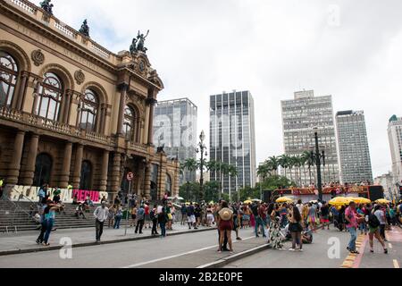 Sao PAULO, BRÉSIL - 01 MARS 2020: Image grand angle de personnes anonymes partant carnaval devant le Théâtre local de São Paulo, un brazili populaire Banque D'Images