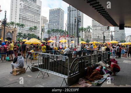 Sao PAULO, BRÉSIL - 01 MARS 2020: Image horizontale des personnes anonymes partying et sans-abri regardant la célébration de carnaval dans les rues o Banque D'Images