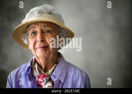 Portrait d'une femme âgée portant un chapeau de soleil Banque D'Images