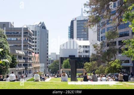 Les employés de bureau se détendant à l'heure du déjeuner, à Federal Square, au centre-ville, à Auckland, dans la région d'Auckland, en Nouvelle-Zélande Banque D'Images