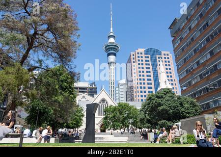 Les employés de bureau se détendant à l'heure du déjeuner, à Federal Square, au centre-ville, à Auckland, dans la région d'Auckland, en Nouvelle-Zélande Banque D'Images