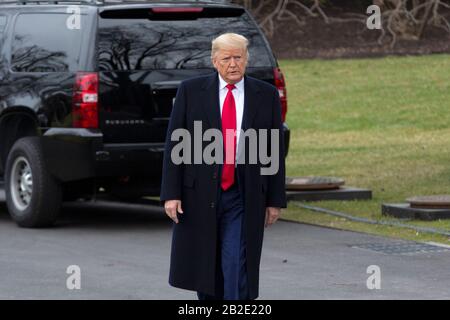 Washington DC, États-Unis. 02 mars 2020. Le président des États-Unis Donald J. Trump se dirige vers les membres des médias sur la pelouse sud de la Maison Blanche à Washington, DC, États-Unis, alors qu'il part pour un Grand rallye De Keep America à Charlotte, Caroline du Nord le lundi 2 mars 2020. Crédit: Stefani Reynolds/CNP /MediaPunch crédit: MediaPunch Inc/Alay Live News Banque D'Images