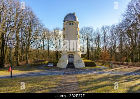 Paysage à l'extérieur de la Tour Einstein ou Einsteinturm, observatoire astrophysique, avec une atmosphère naturelle en hiver à Helmholtz-Centre Potsdam. Banque D'Images