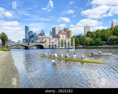 Vue sur la ville de l'autre côté de la Yarra River depuis Alexandra Gardens, Melbourne, Victoria, Australie Banque D'Images