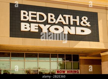 Charlotte, NC/USA - 28 juillet 2019: Clôture horizontale extérieure de la marque 'Bed Bath & Beyond' en lettres blanches vives sur fond noir monté sur le St Banque D'Images